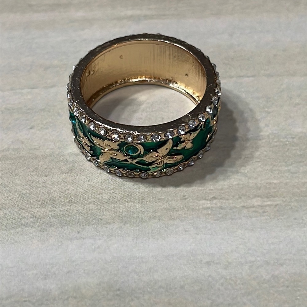 Elegant Butterfly Crystal Green Band Gold Ring - Picture 4 of 11